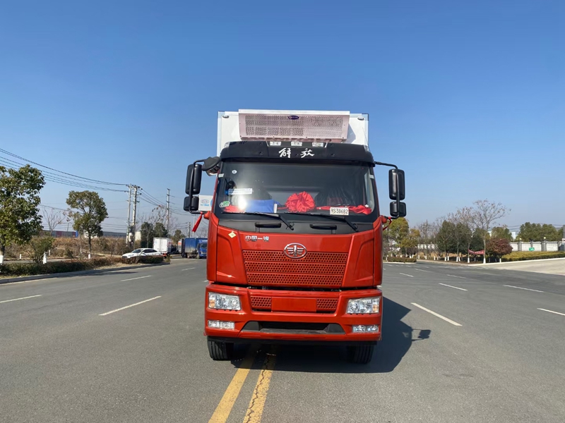 解放J6L小三軸9米6國六(天然氣)冷藏車